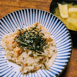 材料いれるだけ！鮭とキノコの炊き込みご飯